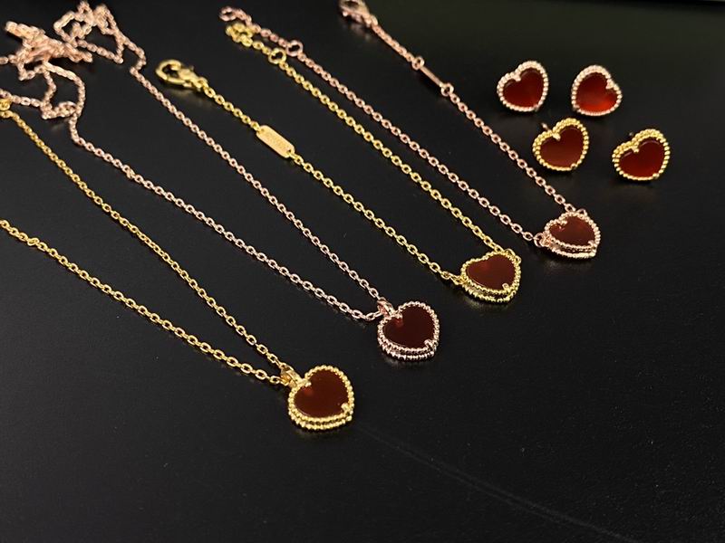 Van Cleef & Arpels suits 12yxq07